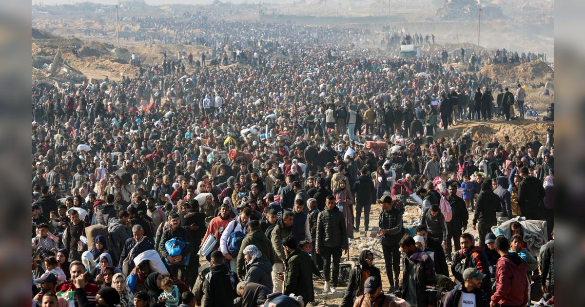 Miles de palestinos regresan al norte de Gaza a pie: “llevamos 470 días ...