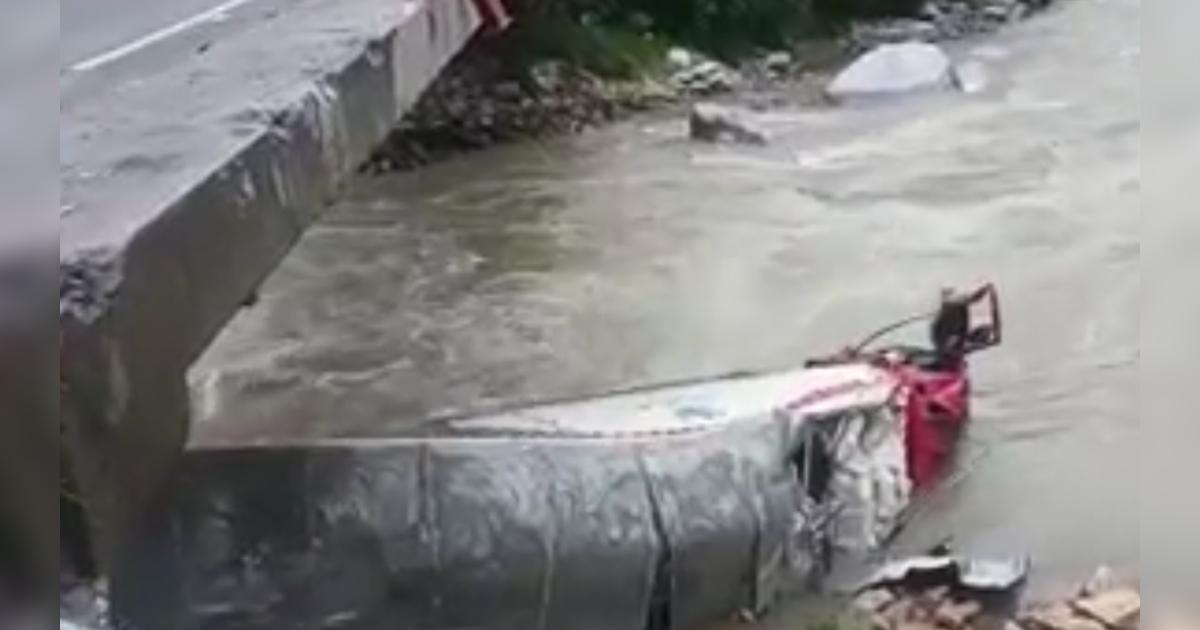 Tráiler se descarrila y cae de puente a río en Apurímac: accidente deja ...