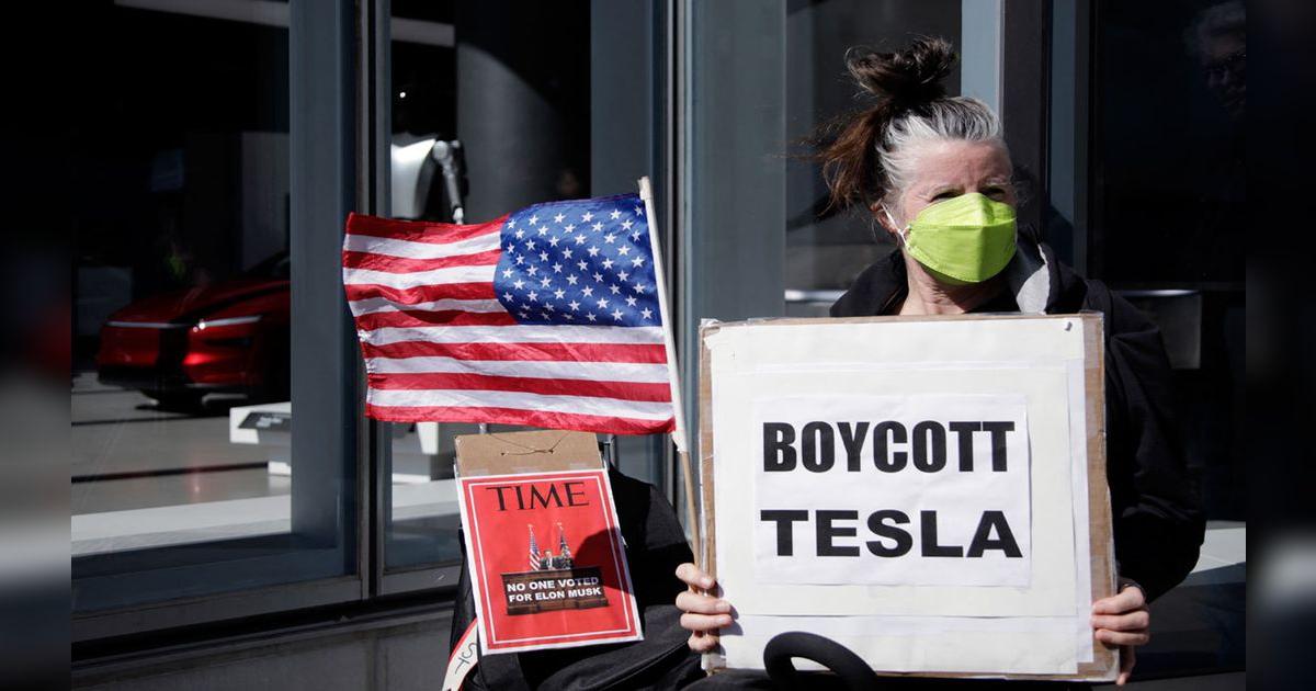 Protestas frente a las tiendas de Tesla en Estados Unidos ...