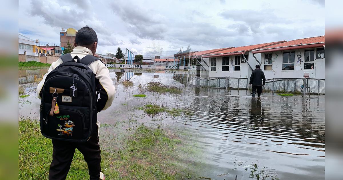 Estudiantes inician clases con patio y aulas inundadas tras fuertes ...