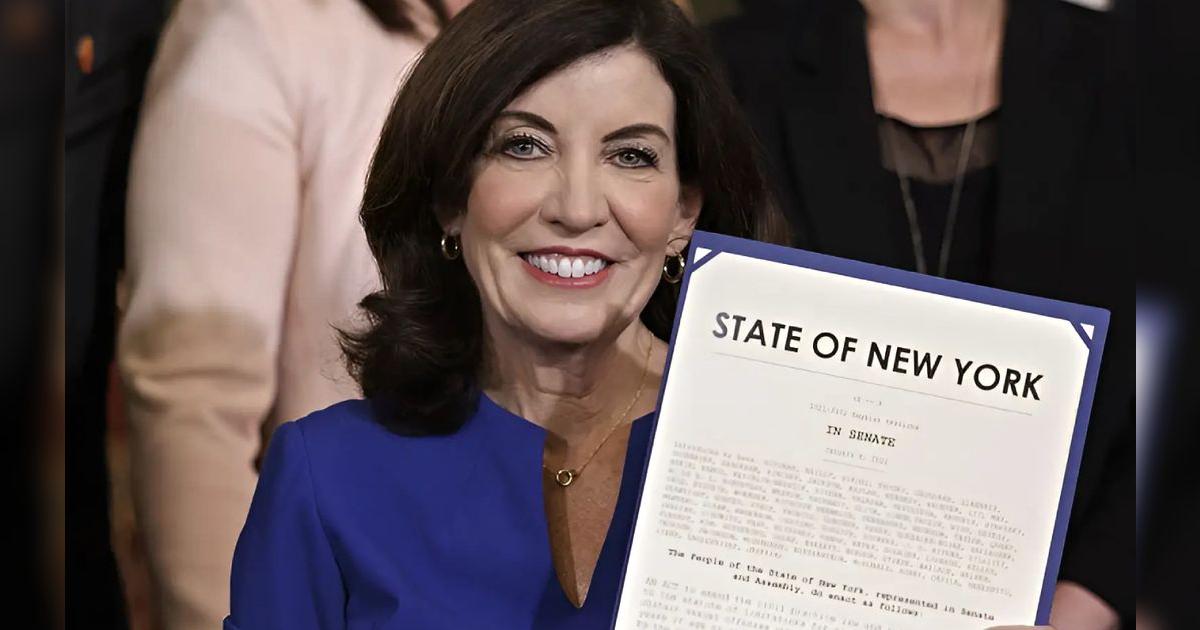 Kathy Hochul firmó estas leyes en Nueva York y entraron en vigor en ...