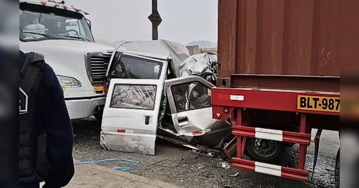 Ventanilla: Minivan queda aplastada entre dos