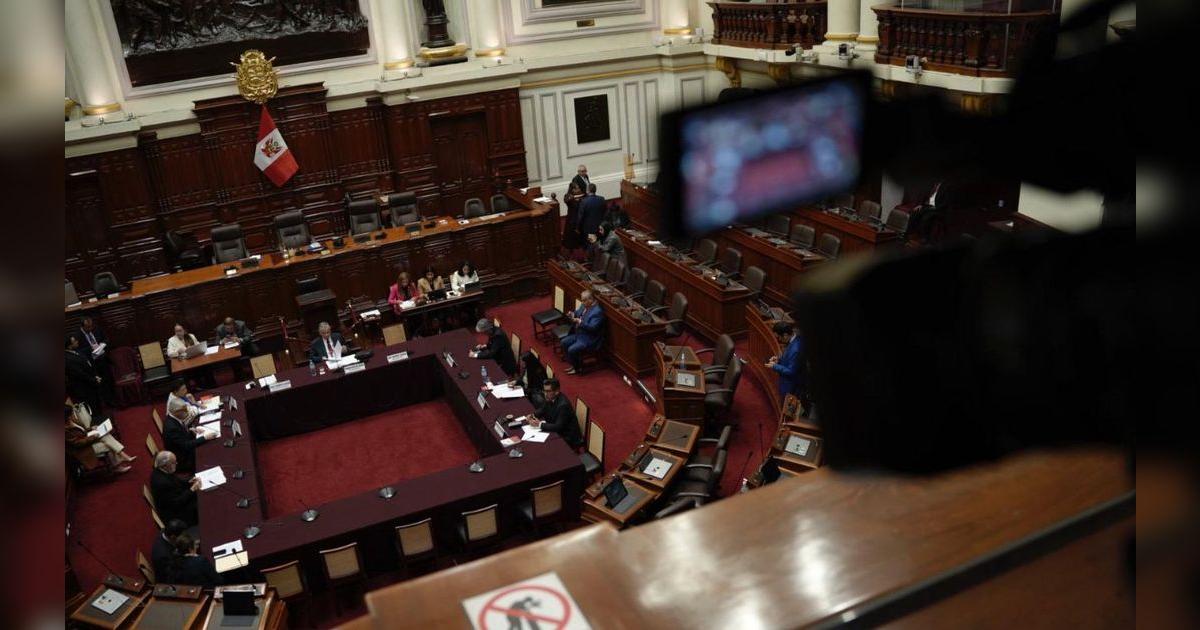 Congreso cierra su legislatura atropellando