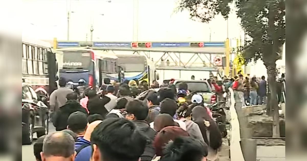 Peruanos forman largas colas para ingresar a – El reportero andino