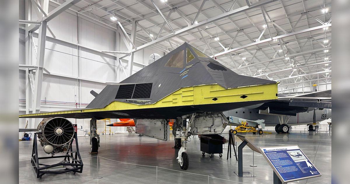 El F-117A Nighthawk, el avión furtivo que revolucionó la aviación militar con un diseño angular capaz de reducir su detección por radar