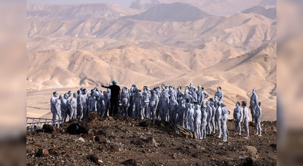 200 personas desnudas pintadas de blanco fotografía de Tunick en el