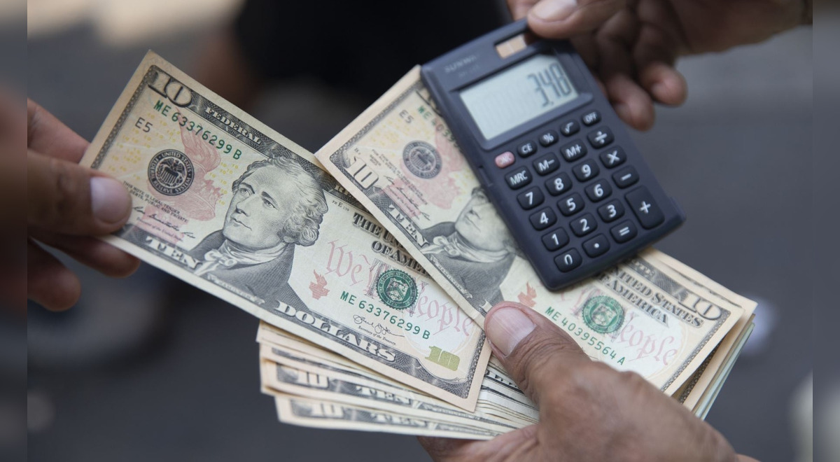 How much would the dollar close in 2023, according to a BCRP survey?