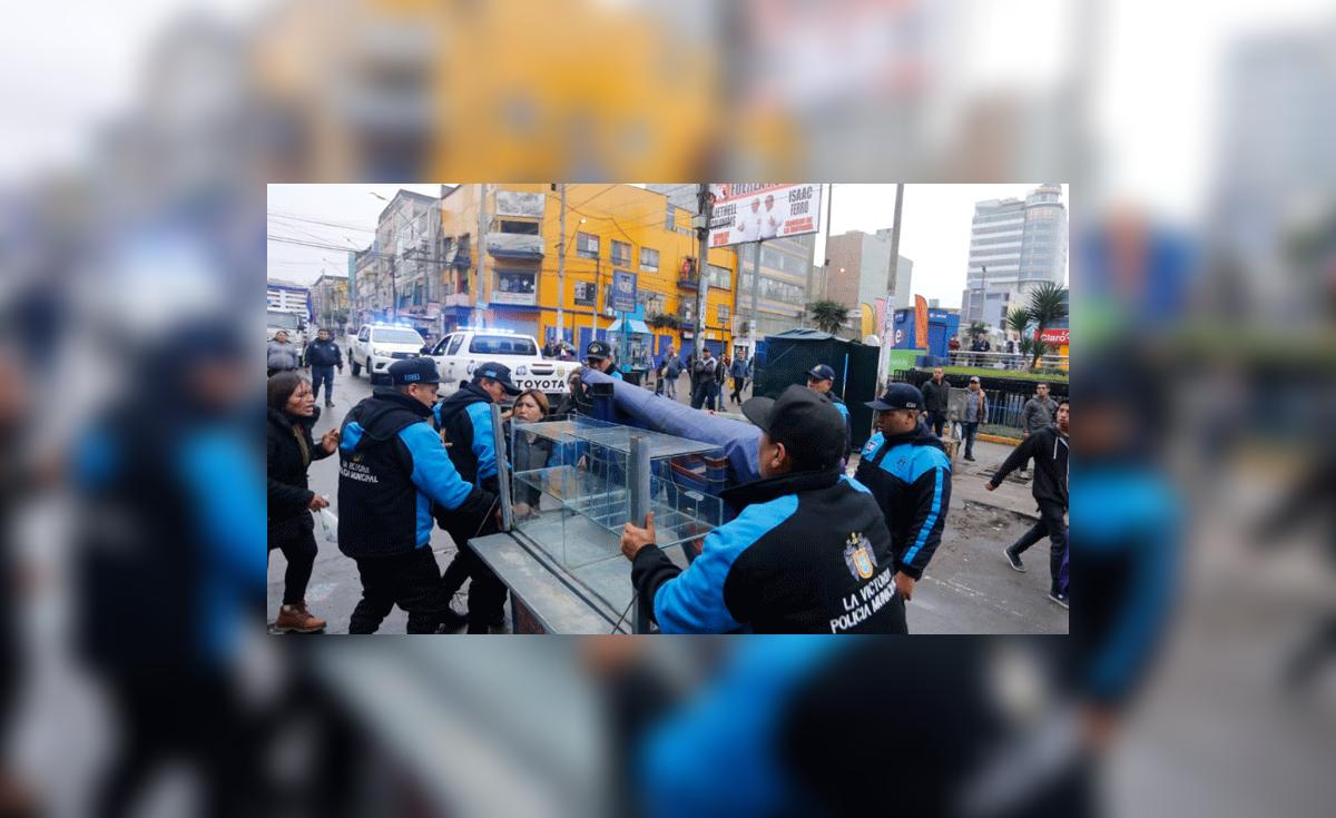 La Victoria: Policía evita el ingreso de ambulantes a Gamarra | Video ...