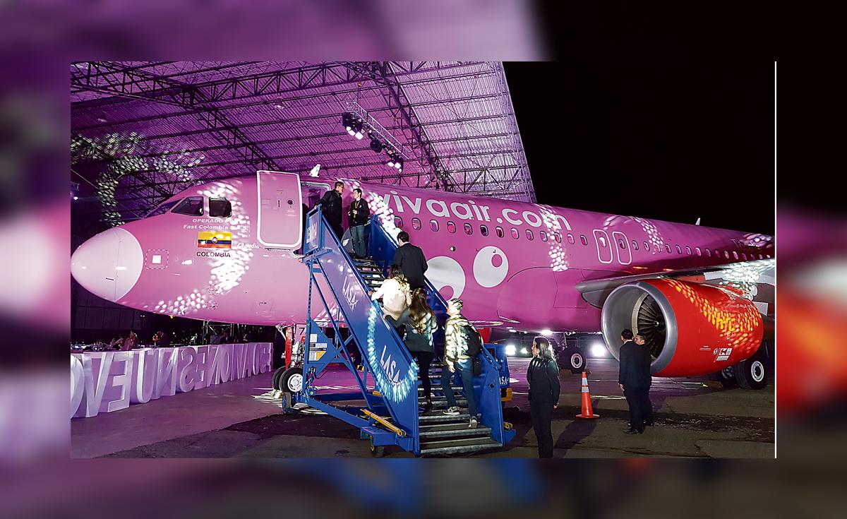Avión rosa recorre el cielo llevando un mensaje de prevención y ...