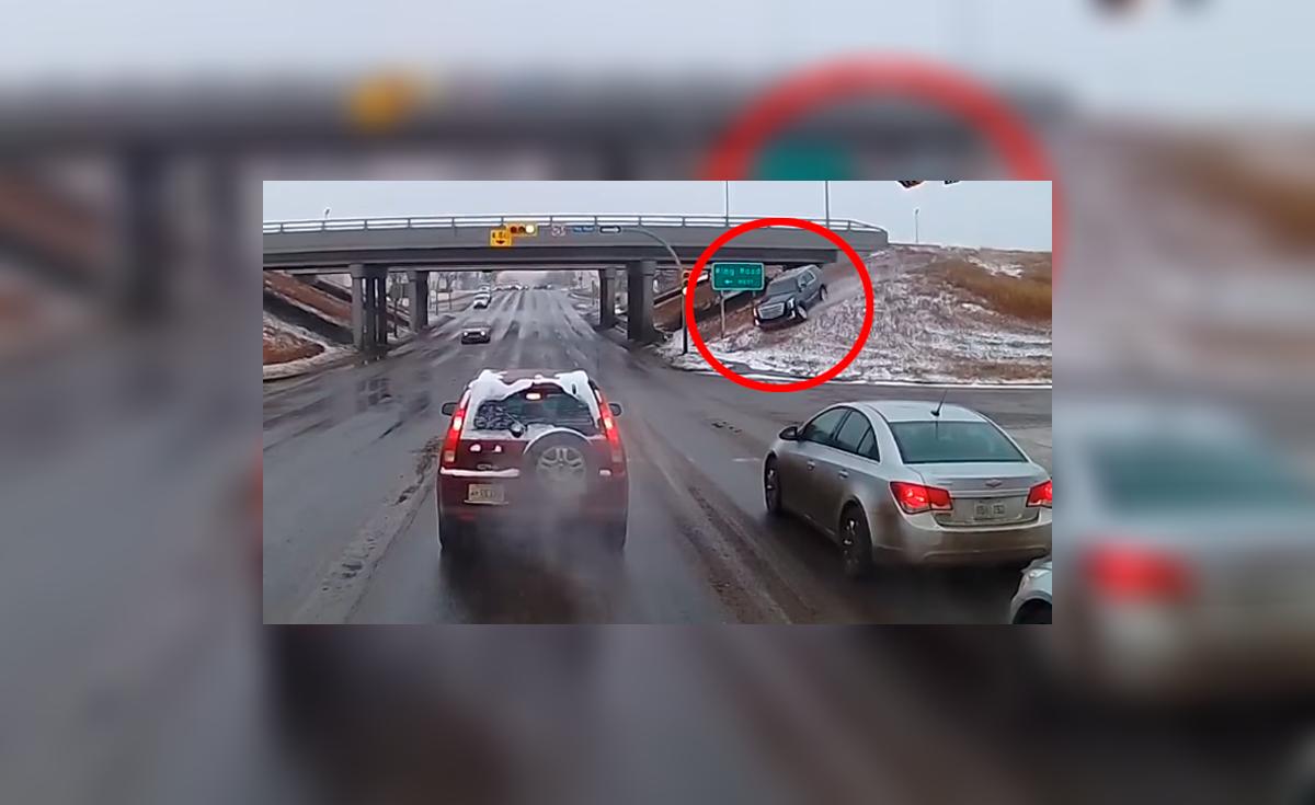 YouTube: Conductor pierde el control y cae de puente hacia una ...