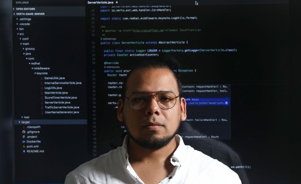 Hacker Ricardo Hacker con placa | Domingo | La República