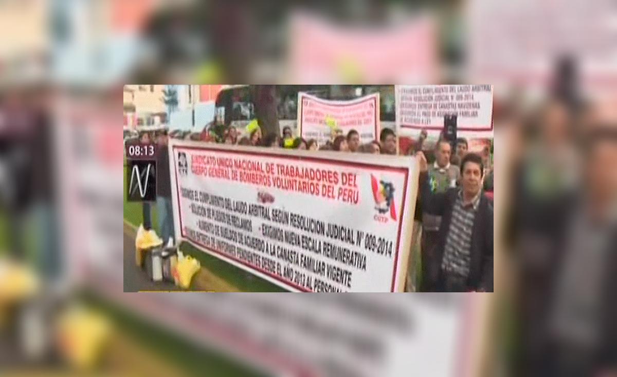 Sindicato de Bomberos protesta por mejoras salariales [VIDEO ...