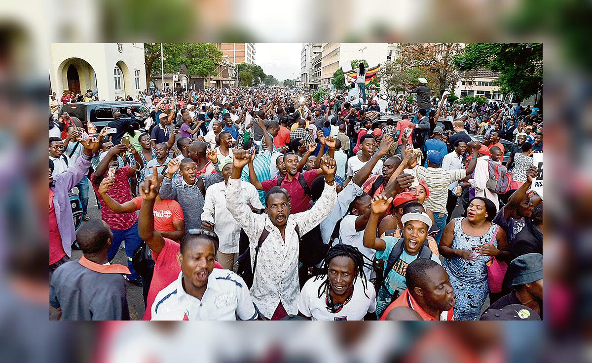 Dimite el dictador Mugabe tras 37 años al frente de Zimbabue | Mundo ...