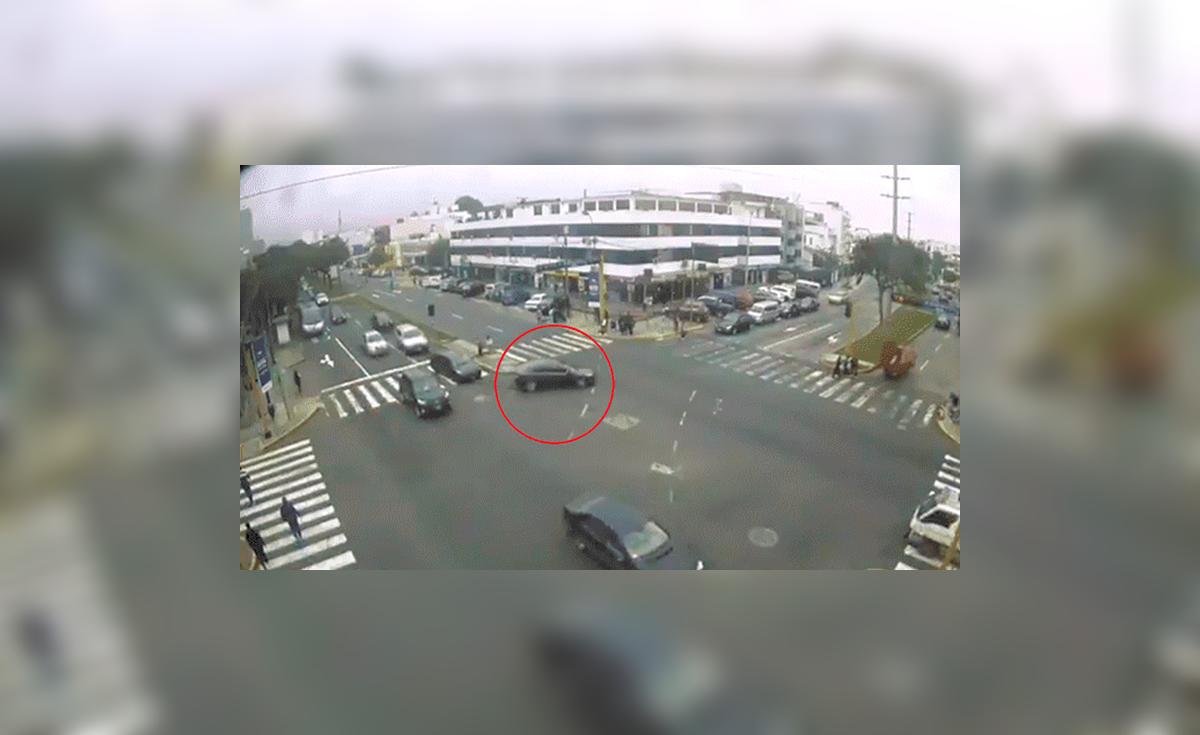 Profesora pierde control de su auto y arrolla a 6 menores que iban por ...