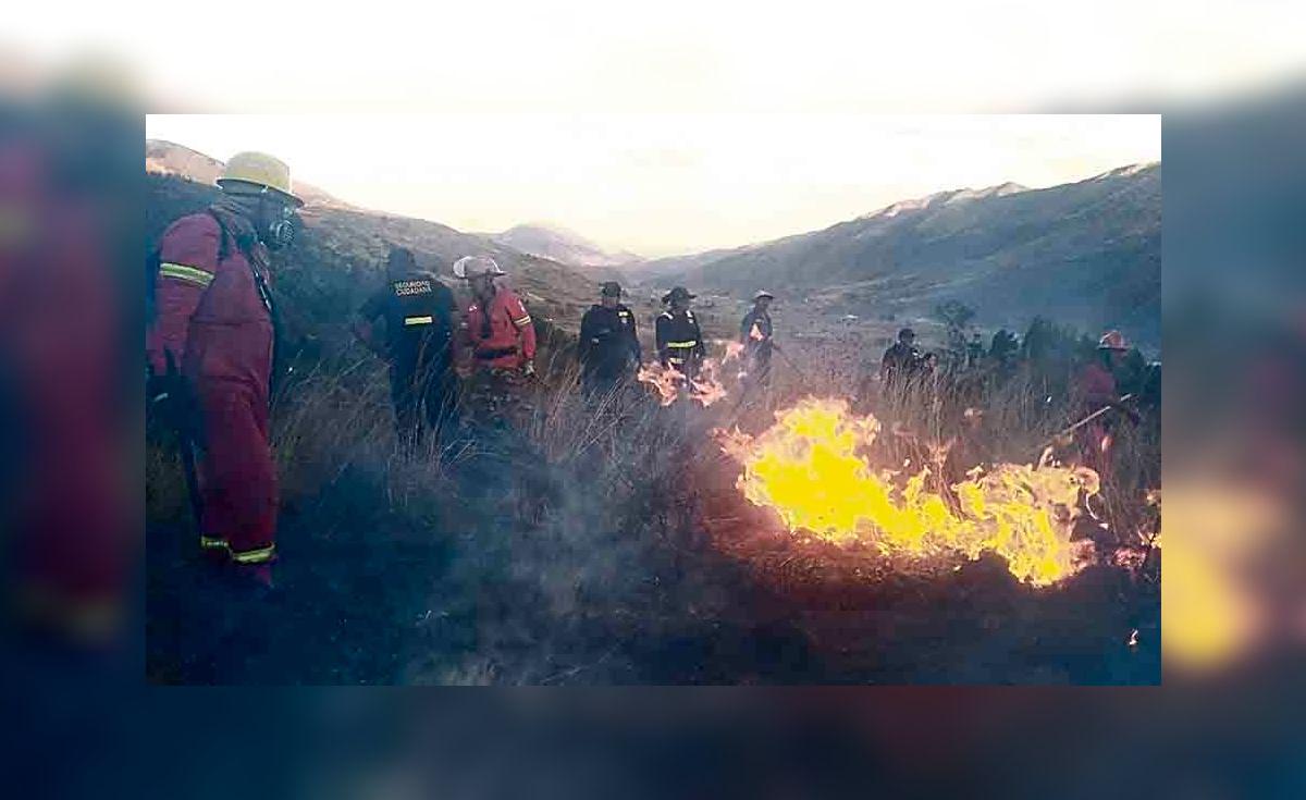Cientos de personas logran controlar incendio en Cusco