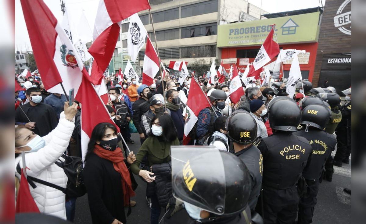 Pedro Castillo: Manifestantes fujimoristas protestan en exteriores de ...