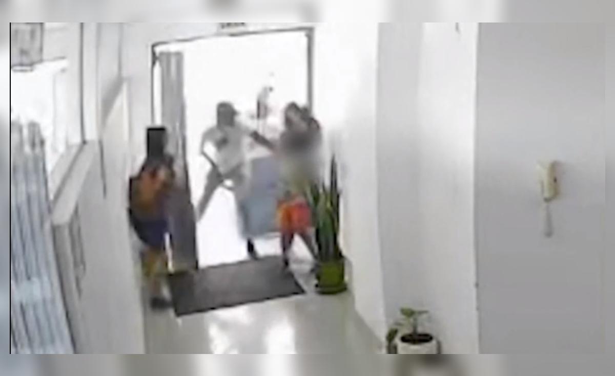 Delincuentes asaltan a mujer y a su pequeño hijo en la puerta de su ...
