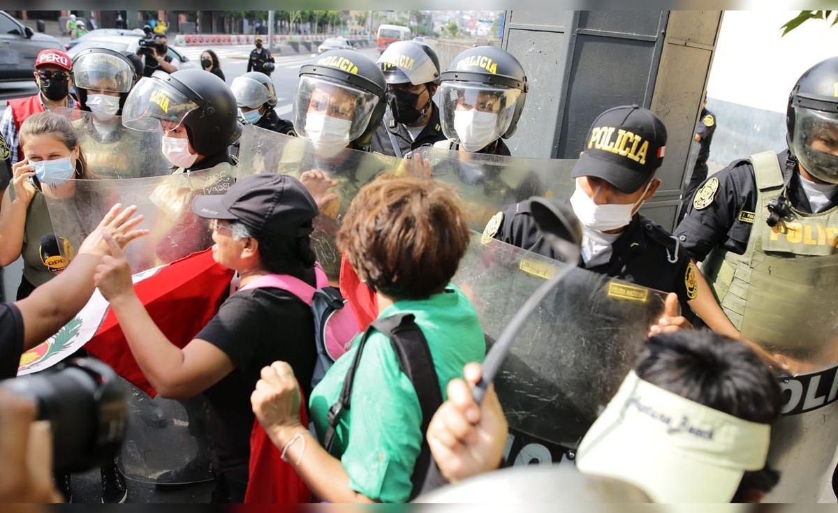 Toque de queda | Cercado de Lima: PNP despeja de forma violenta a ...