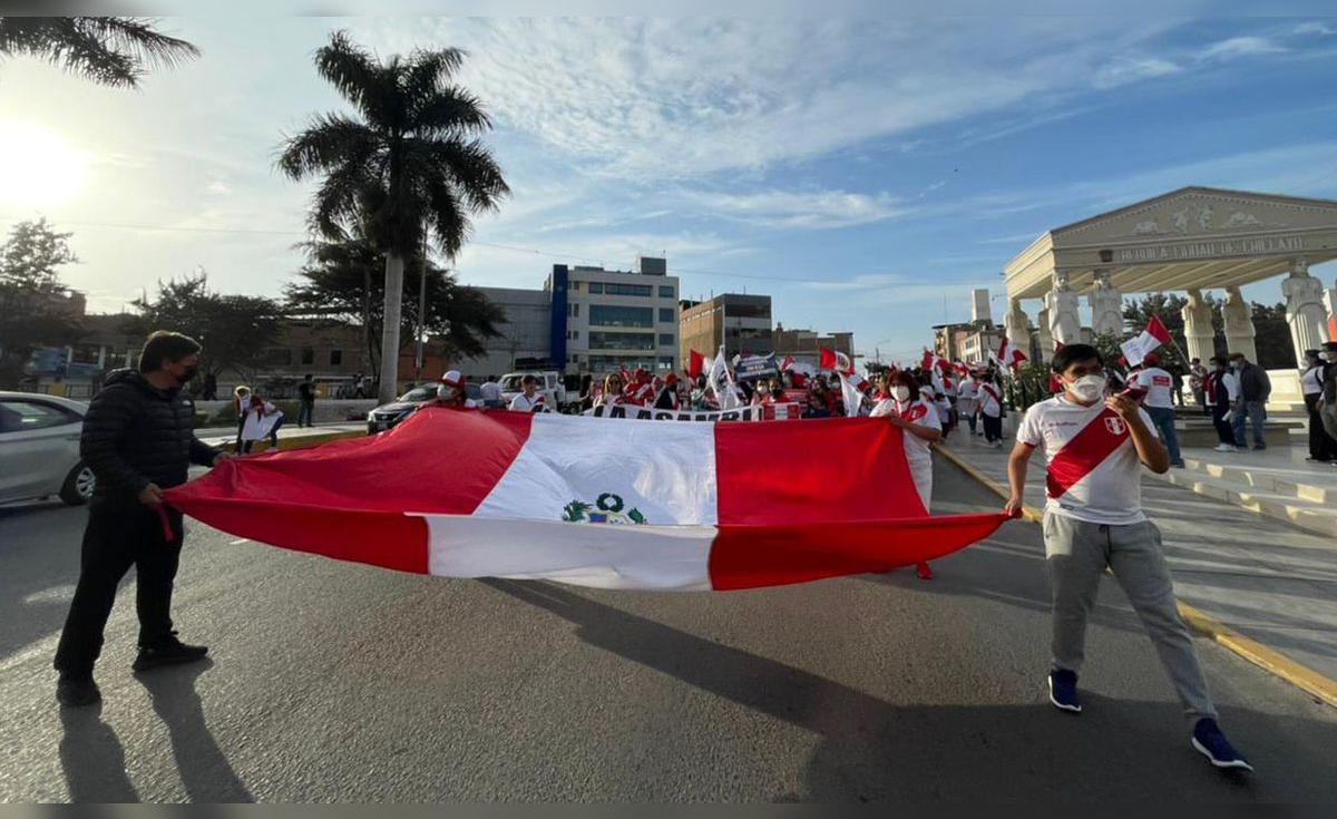 Chiclayanos marchan con banderas en contra del gobierno de Pedro ...
