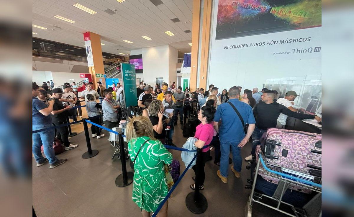 Viva Air Perú: Decenas de pasajeros continúan varados en aeropuerto ...