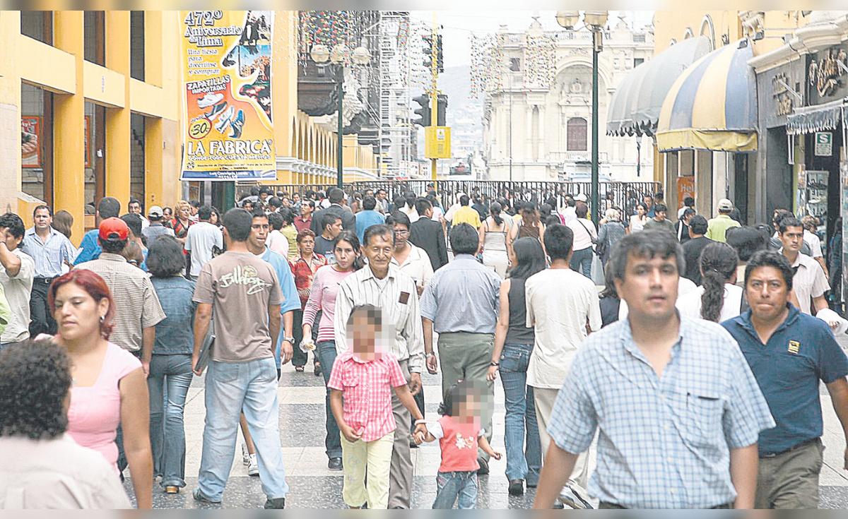 La mitad de los peruanos no quiere invertir su dinero | PBI | Credicorp ...
