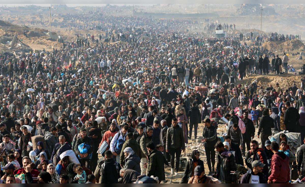 Miles de palestinos regresan al norte de Gaza a pie: “llevamos 470 días ...