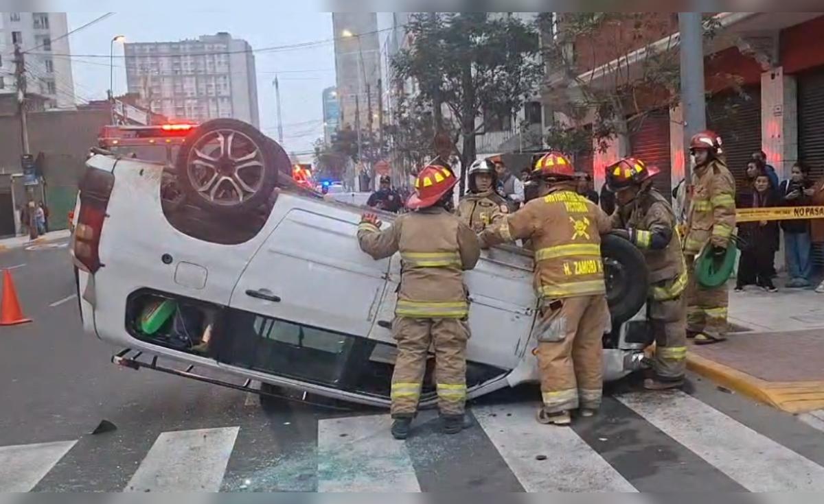 Fuerte choque entre dos autos en Cercado de Lima deja ocho heridos ...