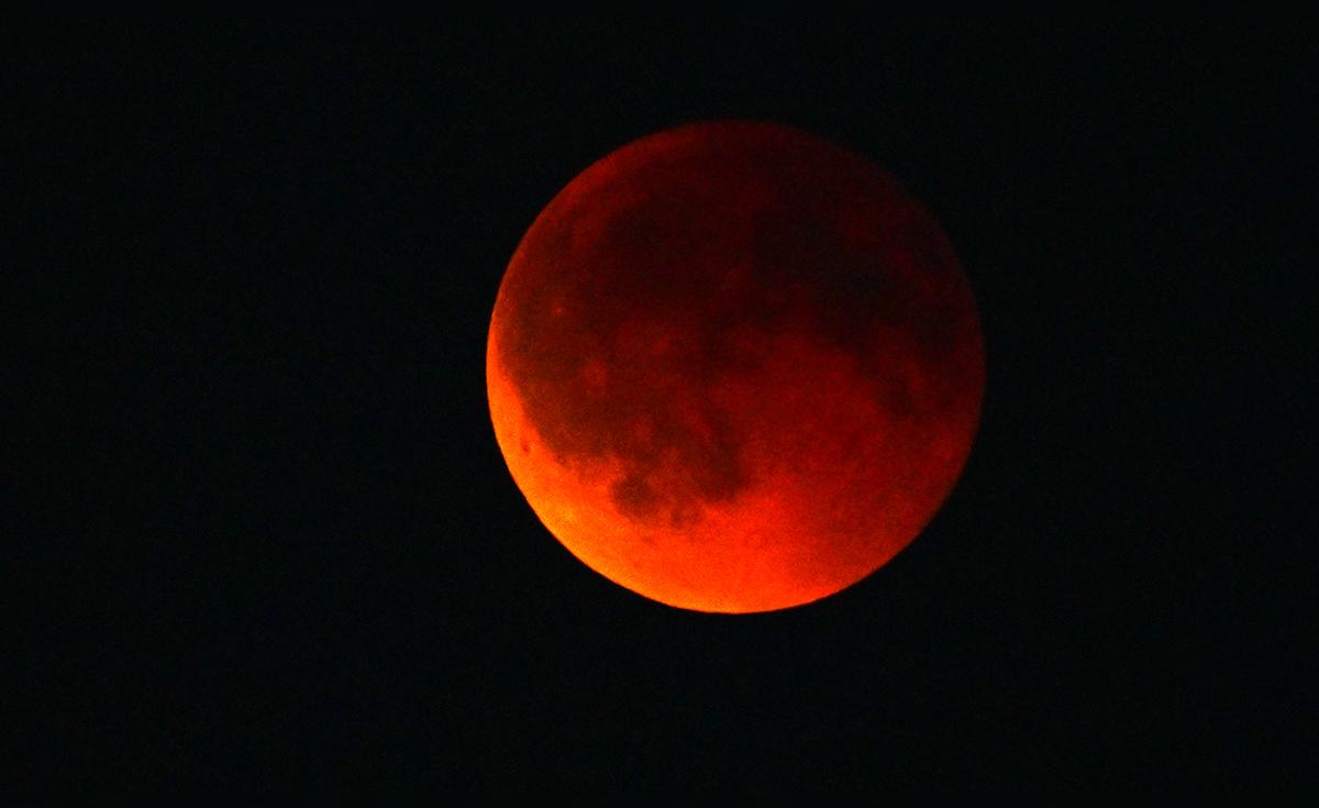 Así se vio la Luna de Sangre en el eclipse lunar que tiñó de rojo la ...