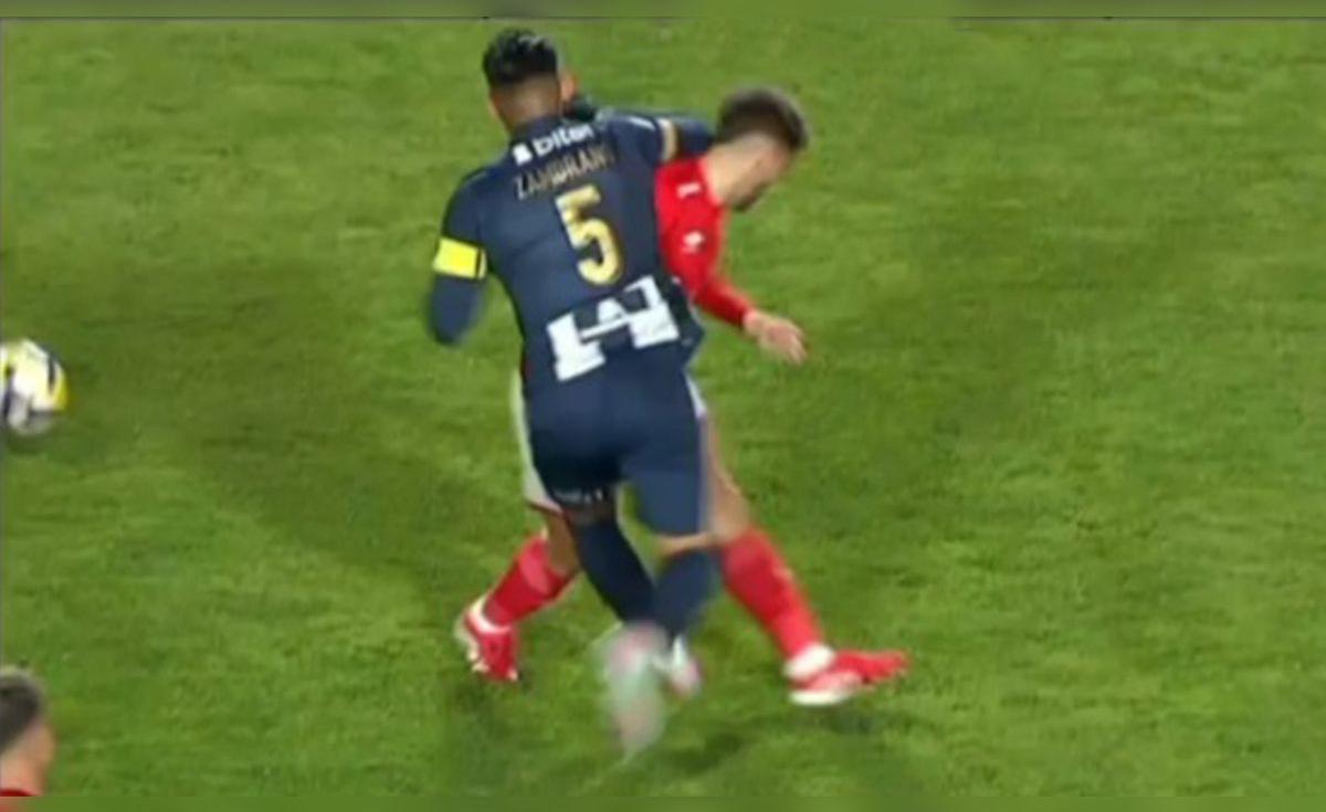 Defensor Peruano Confunde Fútbol con Lucha Libre y Es Expulsado