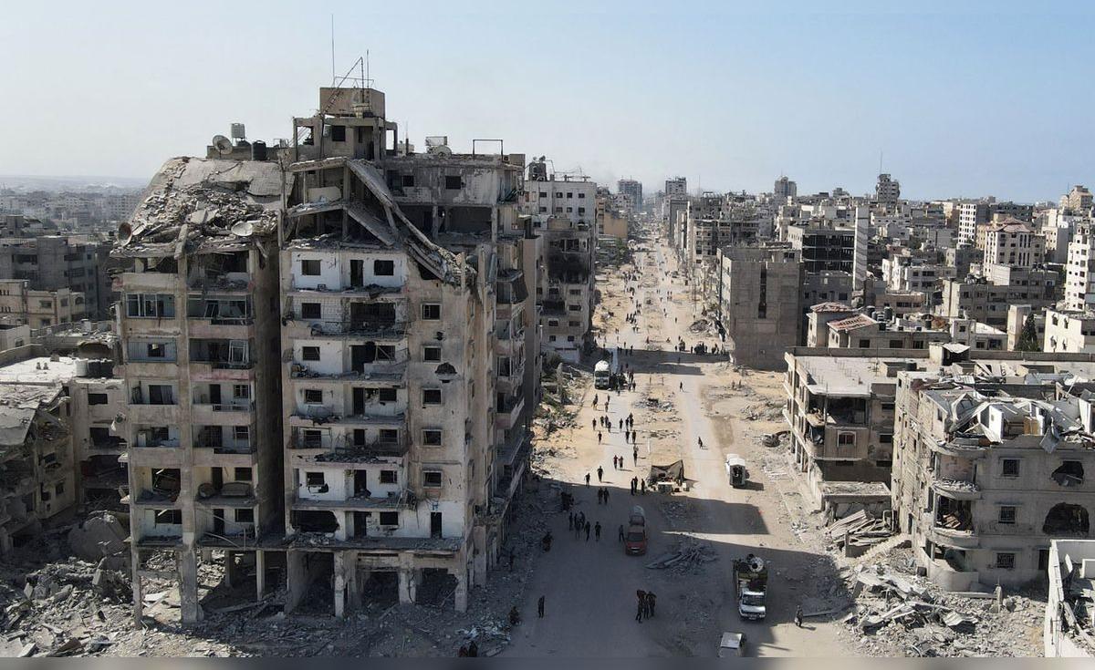Miles de palestinos regresan a Ciudad de Gaza tras alto el fuego entre ...
