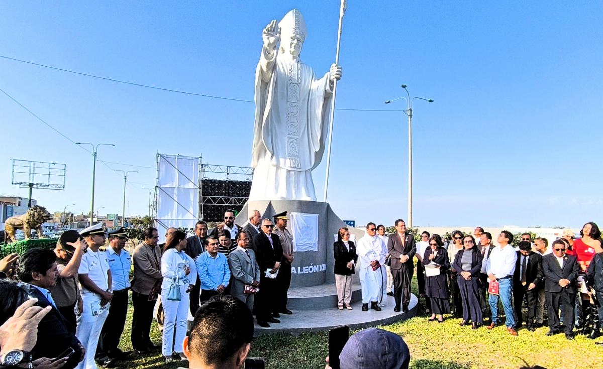 Óvalo Papal: Estatua de 7 m del 'Papa León XIV' en fibra de vidrio convierte al Gran Chimú en peregrinación de selfies