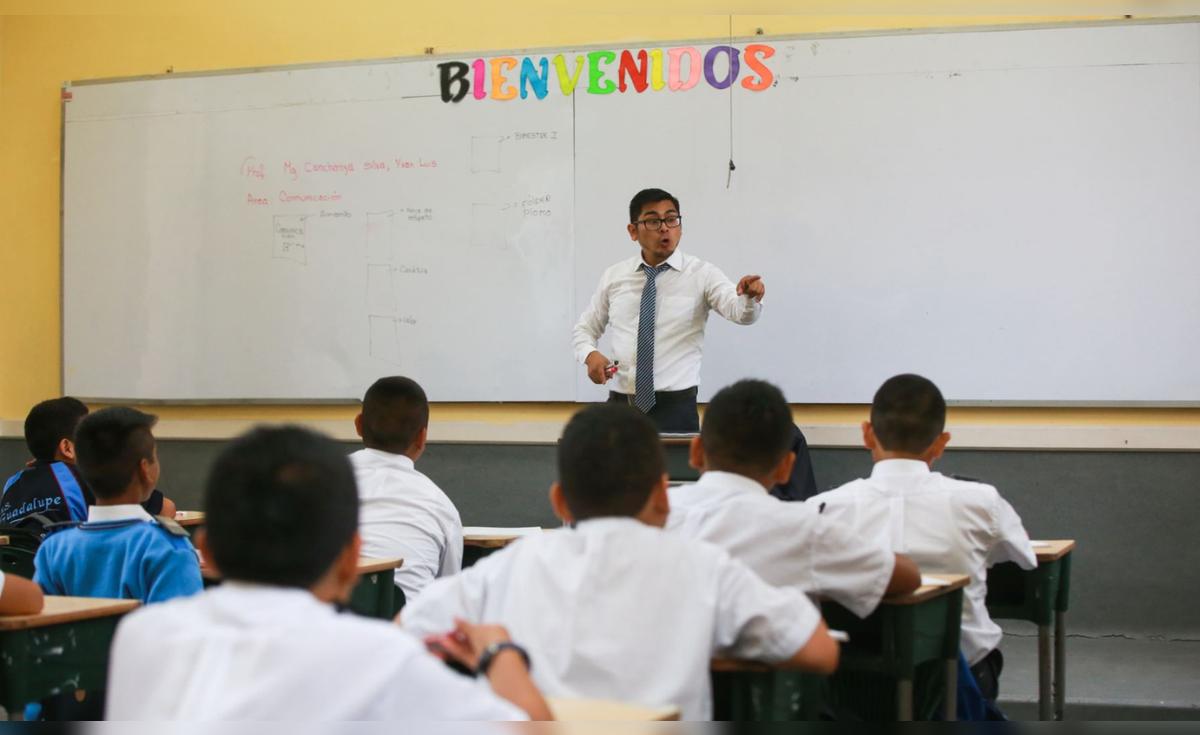 Anuncian aumento salarial para maestros: – El reportero andino
