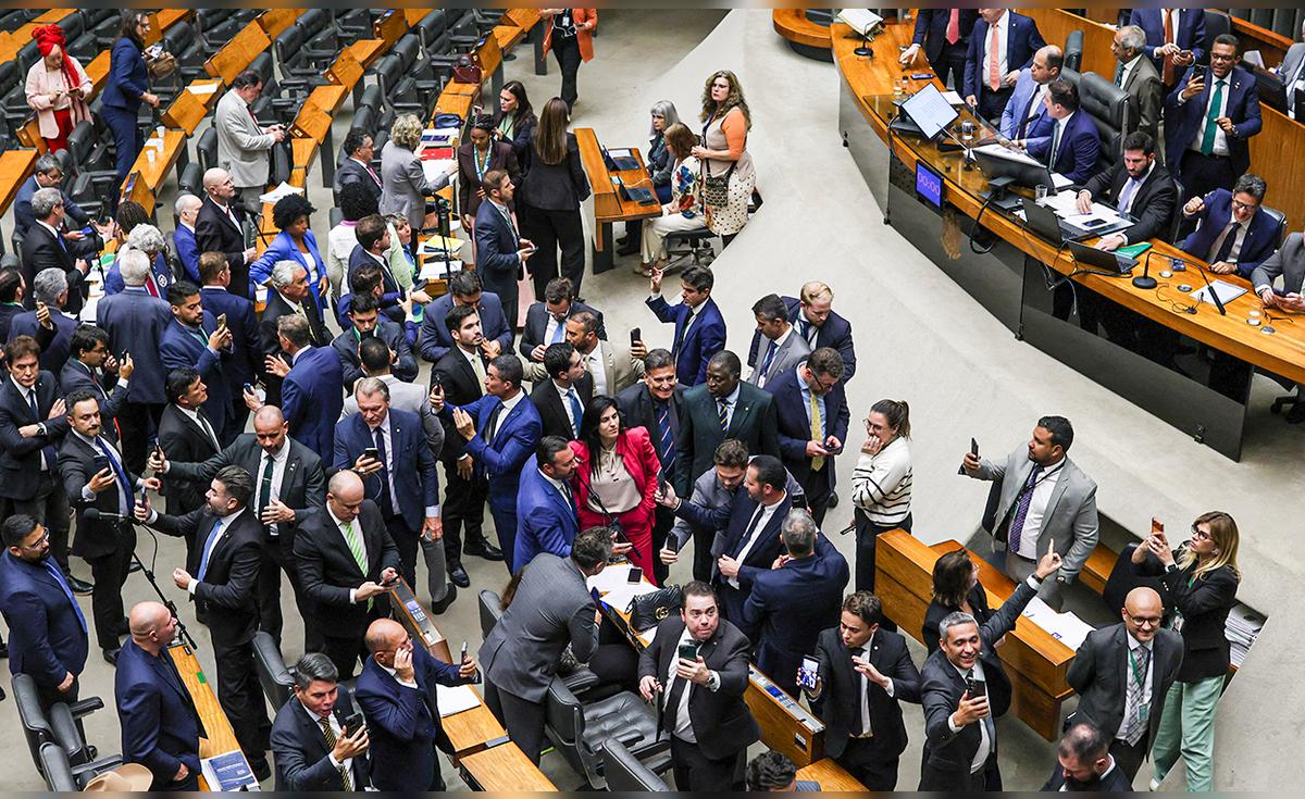 Diputados en Brasil aprueban proyecto de ley para reducir pena de Jair ...