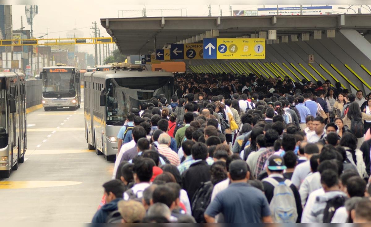 Usuarios vulnerables sufren por largas colas y falta de prioridad en el Metropolitano