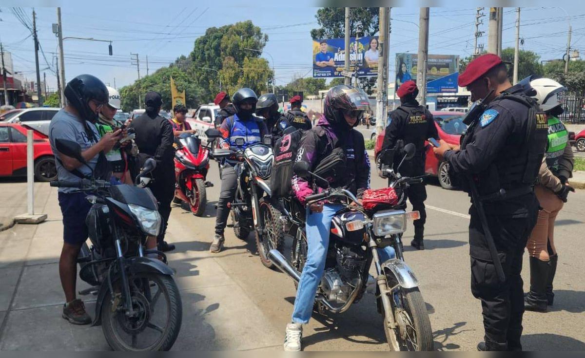 PNP pide modificar norma de 'dos en moto' para que cualquier agente pueda imponer multas | Sociedad | La República