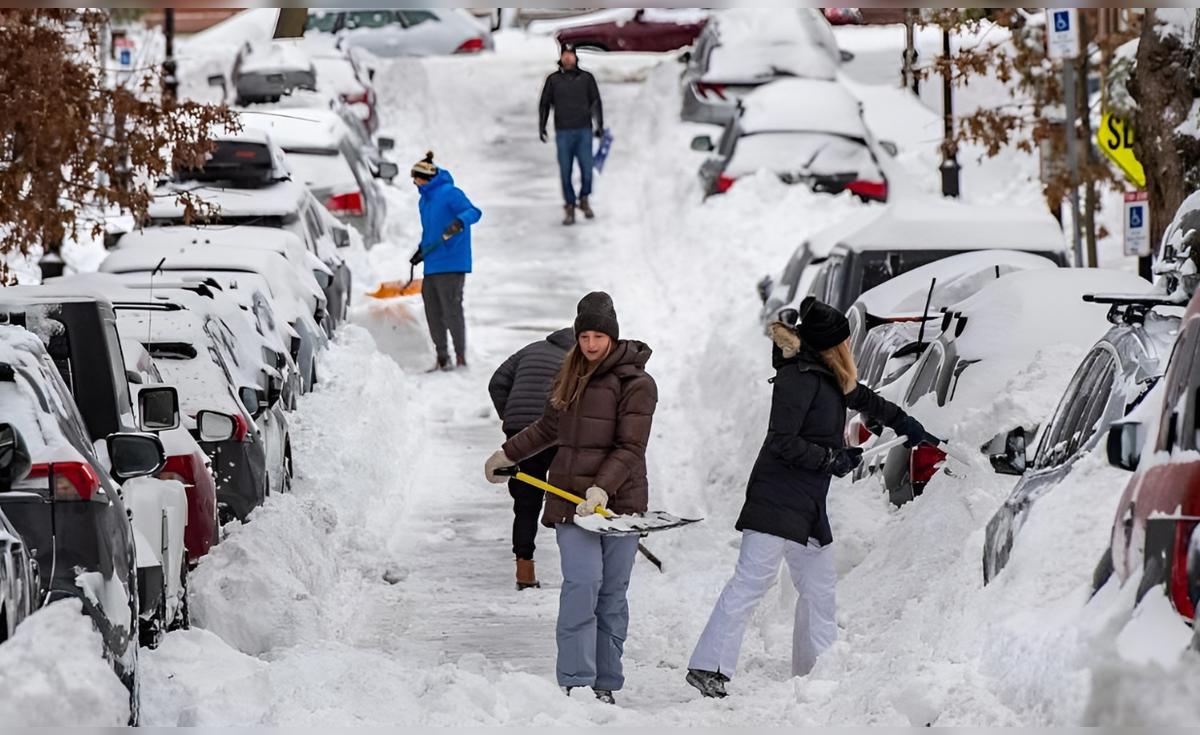 Tormenta de nieve deja más de 50 cm y 690.000 cortes de electricidad en EE. UU.: el país se convierte en resort improvisado