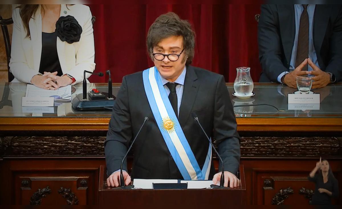 Discurso presidencial bajo custodia: el misterio de las palabras esposadas