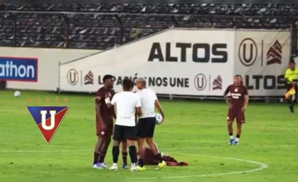 Sekou Gassama y el fuerte cruce con Deyverson en el triunfo de Universitario ante LDU: tuvieron que separarlos