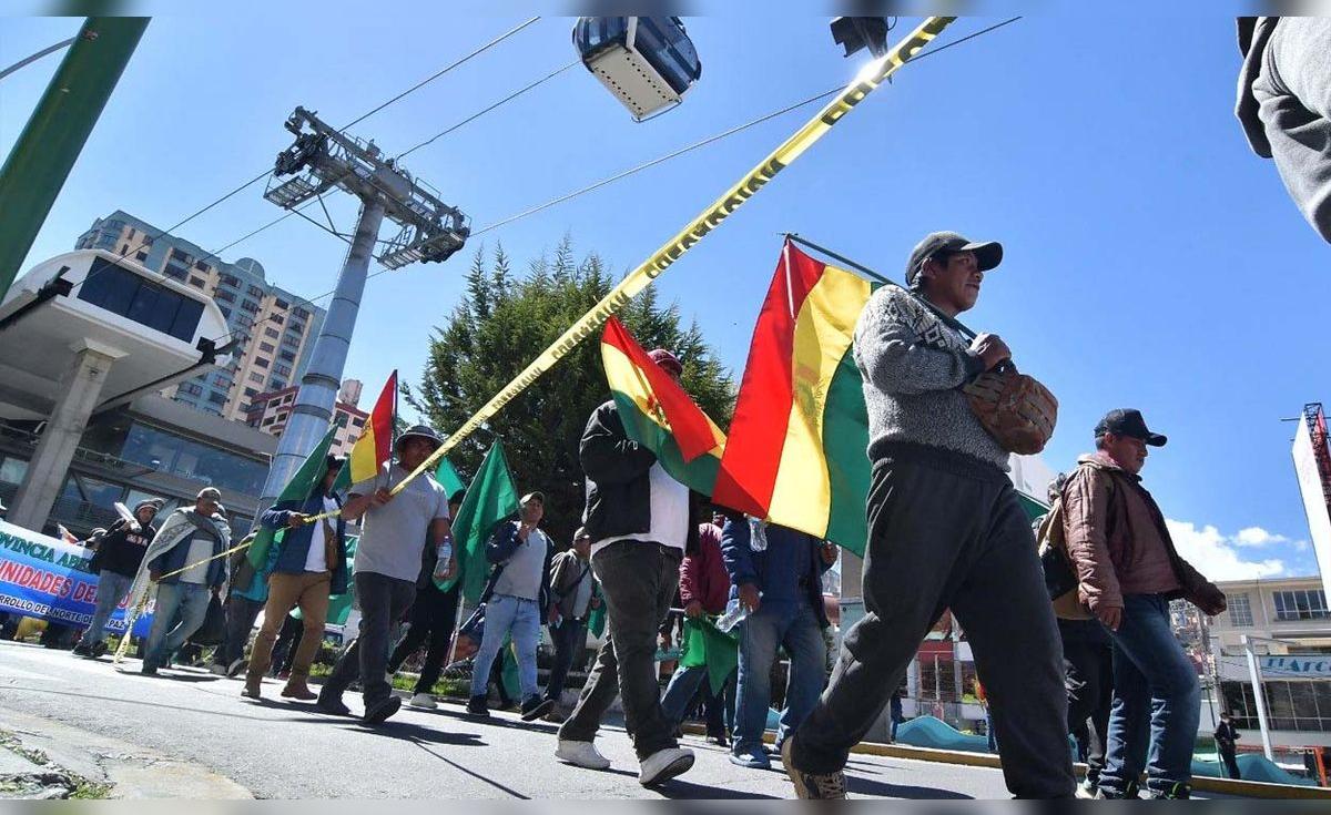Cientos llegan a La Paz tras 28 días de marcha para exigir al gobierno ...
