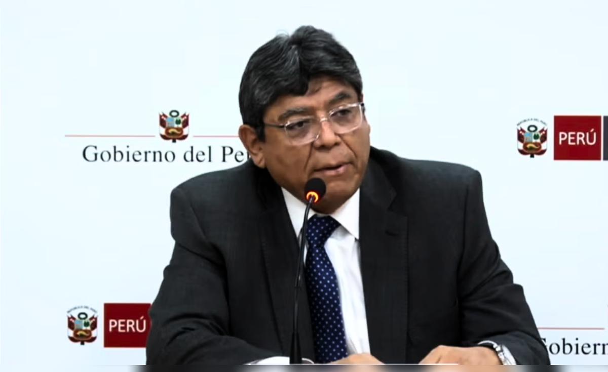 Ministro de Economía asegura que no se reducirán feriados y que sueldo mínimo se aumentará en dos etapas