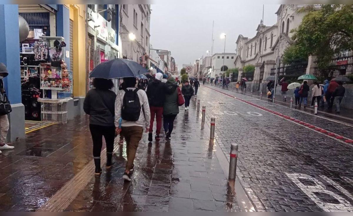 Calles y veredas mojadas por las lluvias en la costa peruana