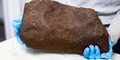 Hombre guarda una piedra de 17 kilos durante años convencido que era oro pero descubren que era algo más valioso