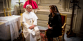 Dina Boluarte en el Vaticano: así fue su inusual y breve 'audiencia' con el Papa León XIV en la sacristía