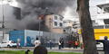 Reportan feroz incendio en taller de la avenida Huarochirí, en Ate: siniestro afecta tres pisos del inmueble