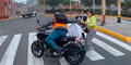 Con el chaleco exigido por el MTC: motorizado asalta a madre de familia en Surco