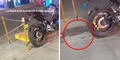 Hombre engancha su moto a pequeño poste para que no se la roben, pero no nota que este es movible