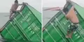Pescador en Callao se sube a contenedor que cayó al mar peruano para sacar artículos y en redes dicen: "Quería saber qué venía en las cajas"