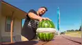 Facebook viral: realizan reto al colocar más de 300 ligas en sandía y no imaginaron lo que sucedería [VIDEO] 