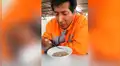 Señor se queda dormido mientras toma su sopa y le juegan cruel broma [VIDEO]