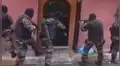 Policías tratan de derribar puerta con enorme ariete y dueño de casa los ridiculiza [VIDEO]